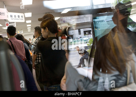 Le persone in cerca di lavoro, anche di molti paesi del Sud America, applicare per i processi e le prestazioni di disoccupazione in Toyota city, Giappone Foto Stock