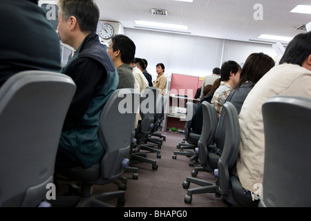 Le persone in cerca di lavoro, anche di molti paesi del Sud America, applicare per i processi e le prestazioni di disoccupazione in Toyota city, Giappone Foto Stock