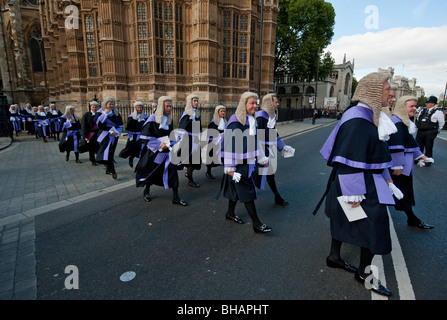 Completamente vestita di giudici e di QCs arrivano al Lord Cancelliere della prima colazione all'inizio dell'anno giudiziario a Londra Foto Stock