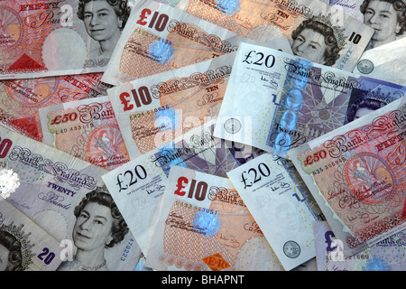Sfondo della banca britannica note, cinquanta, venti e dieci pound note telaio di riempimento. Foto Stock