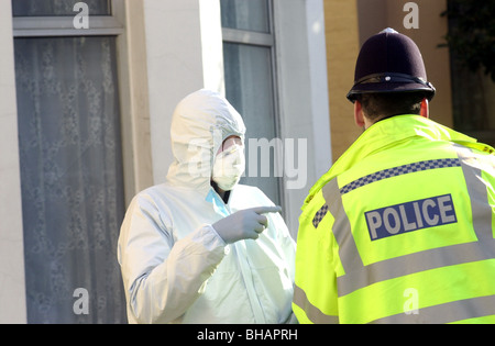 Scena del crimine officertalks con una polizia constable dopo un attacco mortale UK. Foto Stock
