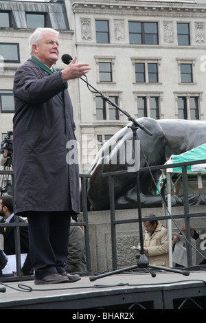 Bruce Kent parla in una protesta musulmana in Trafalgar Square. Marzo contro il Profeta Maometto caricature sui giornali danesi Foto Stock