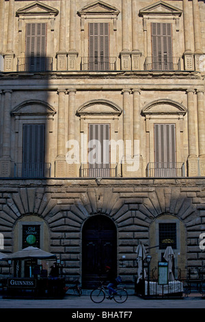 Finestre con persiane su un vecchio edificio in Piazza della Signoria, Firenze, Italia Foto Stock