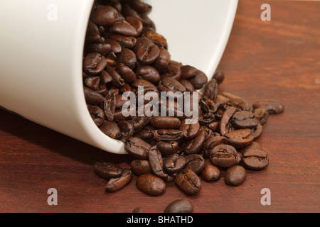 I chicchi di caffè in un vaso bianco Foto Stock