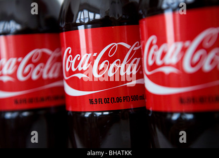 Un raggruppamento di bottiglie di Coca Cola. Foto Stock