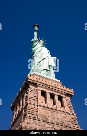 Una vista della Statua della Libertà di New York con il piedistallo visibile Foto Stock
