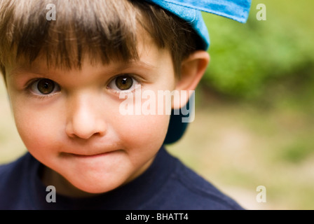 Ragazzo che guarda innocente Foto Stock