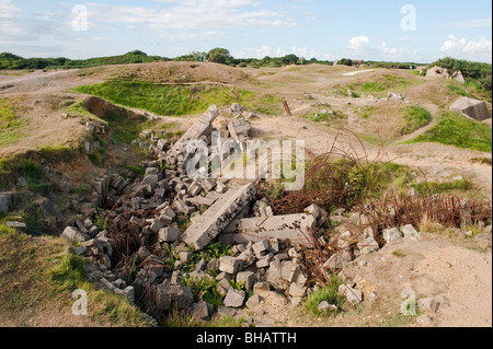 I resti di tedesco II Guerra Mondiale fortificazioni a Pointe du Hoc, Normandia, Francia Foto Stock