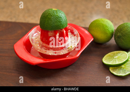 La spremitura di limette per succhi di frutta Foto Stock