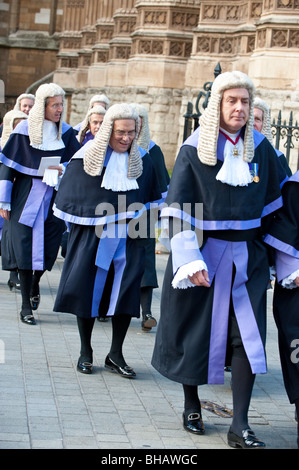 Completamente vestita di giudici e di QCs arrivano al Lord Cancelliere della prima colazione all'inizio dell'anno giudiziario a Londra Foto Stock