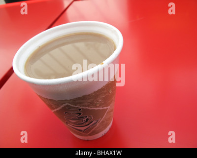 Tazza di caffè sulla tabella rossa Foto Stock
