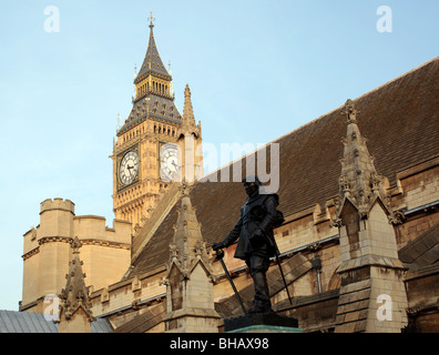 Statua di Oliver Cromwell al di fuori della sede del parlamento di Westminster Londra Inghilterra REGNO UNITO - il cuore del governo del Regno Unito Foto Stock