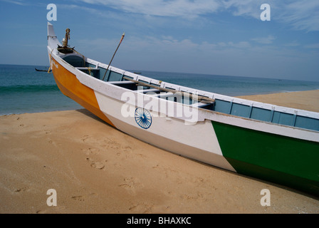 Barca mare dipinta con bandiera indiana in India nelle zone costiere rurali riva del mare (Kerala regione costiera). Foto Stock