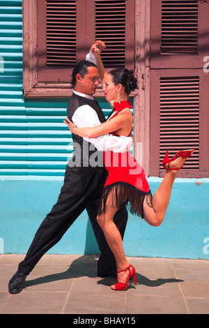 Fanny e Fabio ballerini eseguono il Tango, Milonga e canyengue a Caminito, La Boca, Buenos Aires, Argentina. Foto Stock