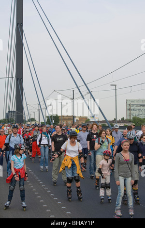 Persone con i rollerblade SUL PONTE OBERKASSELER, IN LINEA PATTINAGGIO, DUSSELDORF, Renania settentrionale-Vestfalia, Germania Foto Stock