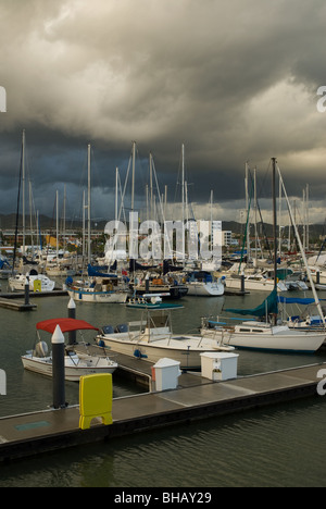 Potenza e barche a vela a Marina La Cruz. Foto Stock