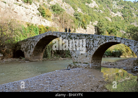 Due esercito libanese soldati di pattuglia sulla cima di un vecchio Mamluk arcuata era il ponte di pietra sopra il Fiume Dog (Nahr al Kalb), vicino a Jounieh, Libano. Foto Stock