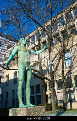 Statua che si trova nella parte anteriore dell'Università Tecnica di Schwabing Monaco di Baviera Baviera Germania Europa Foto Stock