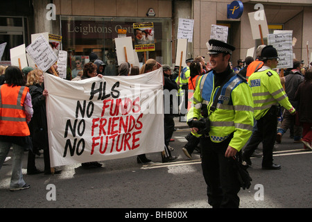 Animale attivista di destra scortati dalla polizia protesta nella città di Londra in una dimostrazione che termina in Huntigdon Life Sciences Foto Stock