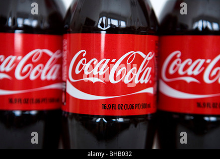 Un raggruppamento di bottiglie di Coca Cola. Foto Stock