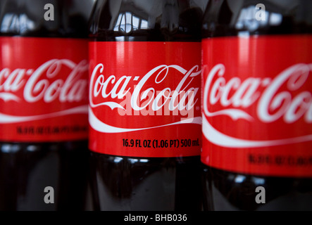 Un raggruppamento di bottiglie di Coca Cola. Foto Stock