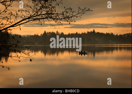 La mattina presto pescatore in una piccola barca sul Lago Samish, Washington, Stati Uniti d'America. Foto Stock