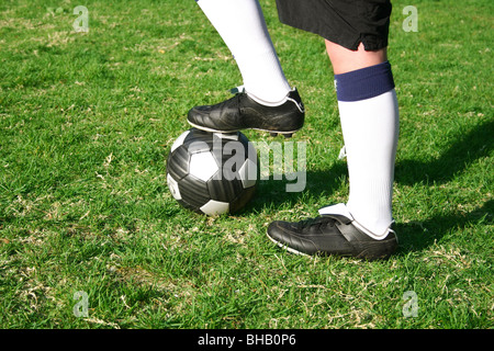 Giocatore di calcio scarpa da calcio sulla parte superiore della sfera Foto Stock
