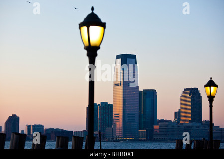 Città di Jersey, New Jersey al tramonto da Battery Park, Manhattan New York City Foto Stock