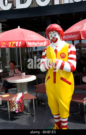 'Sawadee' saluto da Ronald Mcdonald in Patong Foto Stock