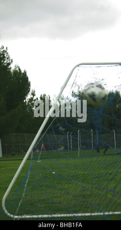 Il calcio vola in alto angolo di obiettivo durante un gioco Foto Stock