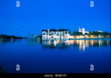 Fiume Rodano Pont St Benezet Avignon Vaucluse Provence Alpes Cote d Azur Francia Foto Stock