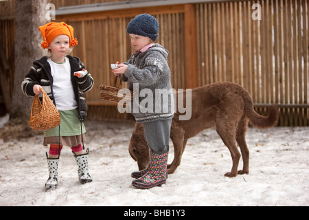 Due giovani ragazze che mangiano i loro Pasqua candy mentre la riproduzione in cantiere, Anchorage, centromeridionale Alaska, molla Foto Stock