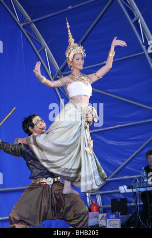 Londra apprezzato il gusto dei piatti tailandesi, danza, musica, realizzata a mano e ornamenti in festival tailandese in Battersea Park Foto Stock