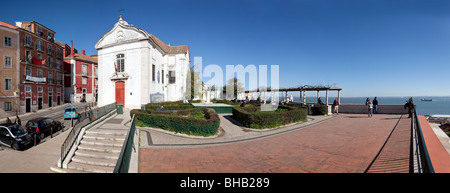 Santa Luzia Chiesa e Miradouro de Santa Luzia (belvedere / terrazza) in Alfama con il fiume Tago estuario. Lisbona, Portogallo. Foto Stock