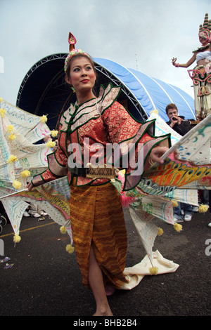 Londra apprezzato il gusto dei piatti tailandesi, danza, musica, realizzata a mano e ornamenti in festival tailandese in Battersea Park Foto Stock