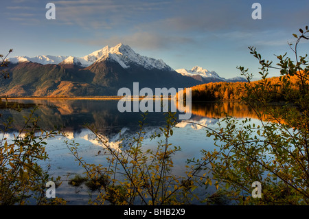 Vista panoramica del picco di Pioneer riflettendo a Jim lago nella valle Mat-Su, Alaska Foto Stock