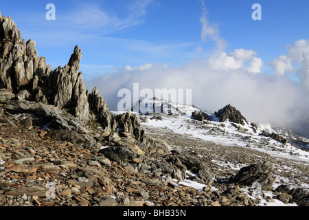 Il vertice di Glyder Fach visto dalla vicina Glyder Fawr, nel Glyderau montagne di Snowdonia, il Galles del Nord Foto Stock