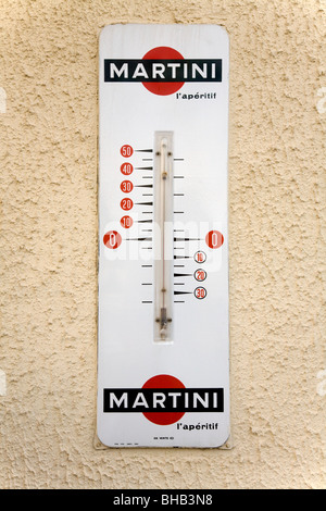 Termometro di Martini su un cafe / bar parete in Bourdeau: una cittadina sulle rive del Lago del Bourget (Lac du Bourget) in Savoia, Francia. Foto Stock