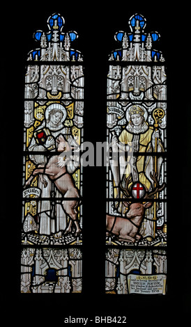 Una finestra di vetro colorato di Alfred L. Wilkinson raffigurante i Santi Giles e Hubert, St Gregory's Minster Church, Kirkdale, North Yorkshire Foto Stock