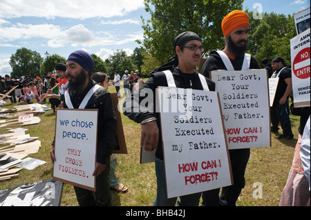 I sikh il XXV anniversario di Amritsar massacri perpetrati dall esercito indiano e chiamata per un stato Sikh. Giovani uomini con cartelli Foto Stock