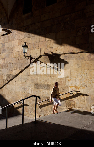 La mattina presto sole proietta ombre lunghe sulle scale che conducono a Plaza Mayor, Spagna Foto Stock