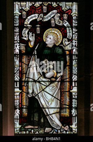 Una vetrata raffigurante San Giovanni da Charles Eamer Kempe, St Cuthbert, Kildale, North Yorkshire Foto Stock