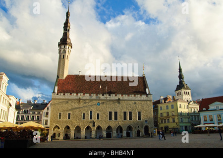 Il Raekoda medievale (Municipio) in Raekoja plats (piazza Municipio), Tallinn, Estonia Foto Stock