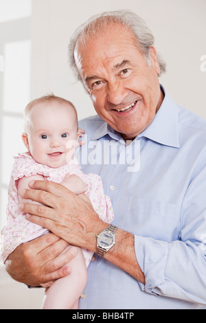 Il nonno tenendo un bambino Foto Stock