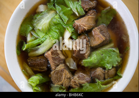 Carni bovine taiwanesi e le zuppe, guarnita con lattuga e pezzetti di brasato di manzo, Taipei, Taiwan. Foto Stock