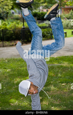 Adolescente nero street dancing in posizione di parcheggio Foto Stock