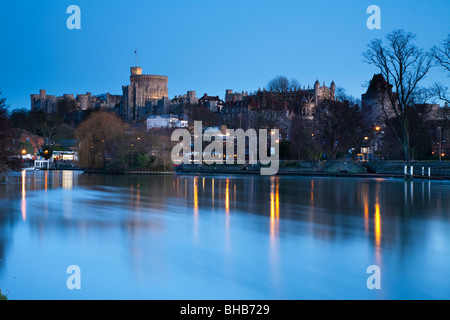 Il Castello di Windsor e il fiume Tamigi al tramonto, Berkshire, Regno Unito Foto Stock