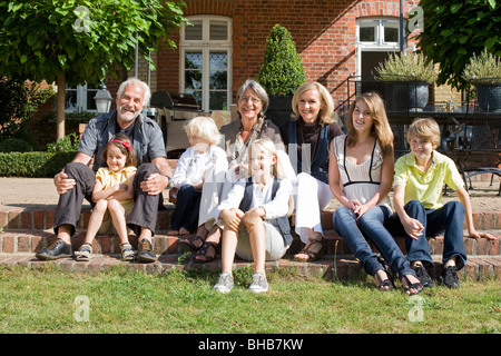 La famiglia di fronte alla loro casa Foto Stock