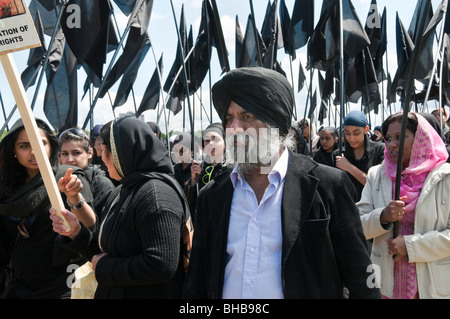 I sikh il XXV anniversario di Amritsar massacri perpetrati dall esercito indiano e chiamata per un stato Sikh. Dimostranti & bandiere nere Foto Stock