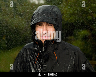 Un uomo sempre imbevuto di pioggia Foto Stock